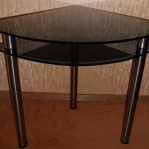Кутовий скляний стіл як елемент меблевого інтер'єру єру