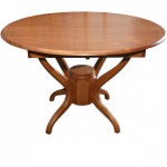 Круглий обідній дерев'яна яний стіл у сучасному інтер'єрі єрі