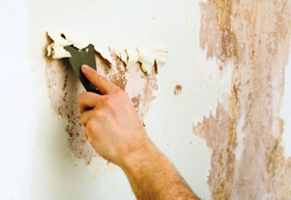 Як зняти стару фарбу зі стін