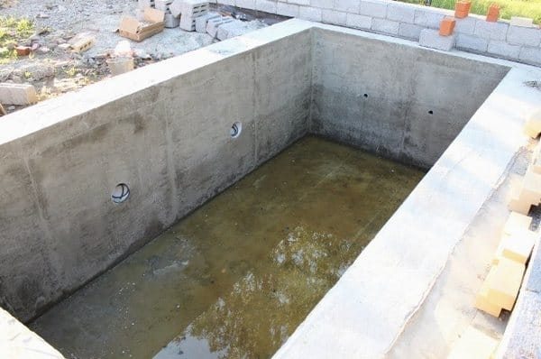 Як побудувати міцний і надійний басейн з бетону своїми руками