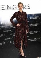 Фото дня: Элегантная Дженнифер Лоуренс появилась на европейских премьерах «Пассажиров» с помолвочным кольцом