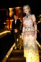 Фото дня: Николь Кидман выбрала для визита в Шанхай платье в стиле «Мулен Руж»