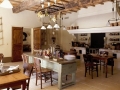 Інтер'єр кухні в стилі прованс — від масивних меблів до в'язаних серветок