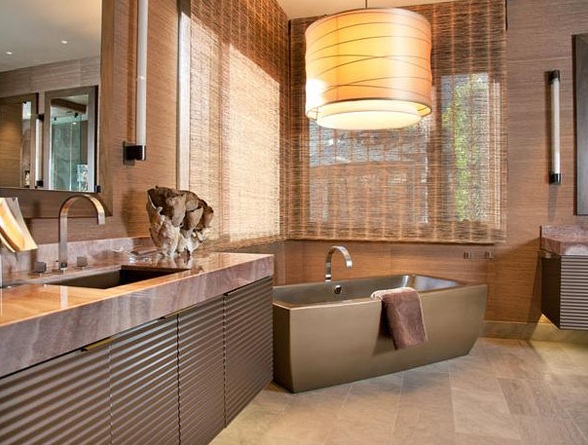 Дизайн ванної кімнати з вікном в котеджі