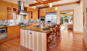 Кухня в дерев'яному будинку — втілюємо мрії в реальність