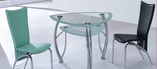Кутовий скляний стіл як елемент меблевого інтер'єру єру