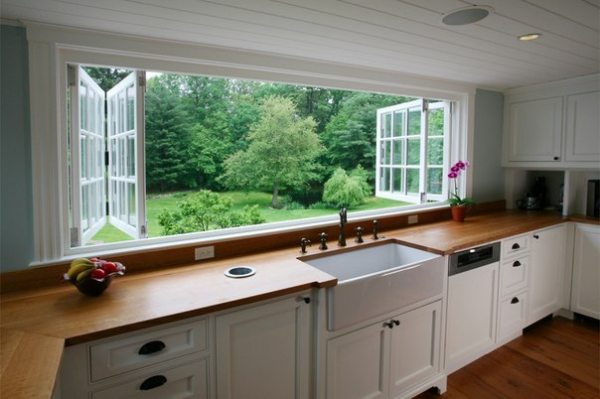 Дизайн кухні з вікном: як правильно обіграти простір