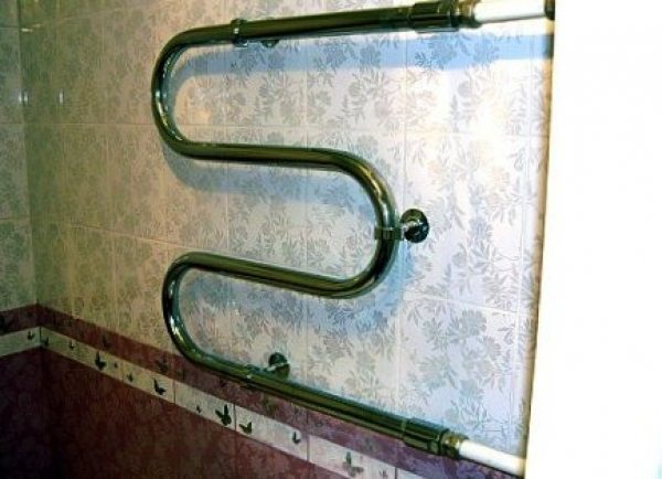 Поради при покупці і монтажі сушарки для рушників у ванну кімнату