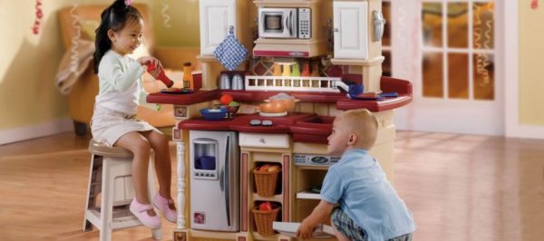 Полезный помощник в развитии ребенка — игровая кухня в детской комнате