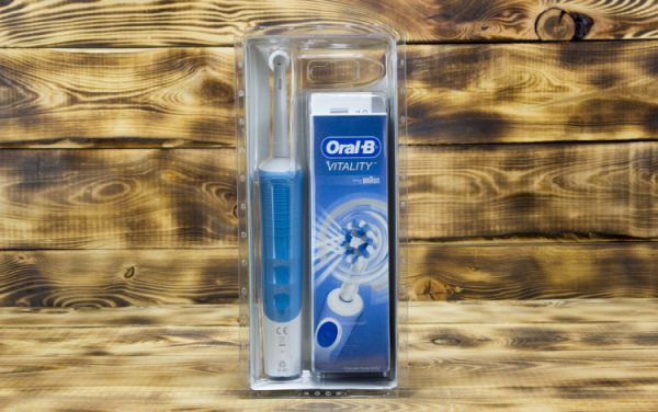 Обзор электрической зубной щетки Braun Oral-B Vitality Cross Action D12.513