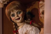 Кукла-демон Аннабель напугала посетителей магазина. Видео