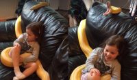 12-метровая змея смотрит ТВ вместе с девочкой: видео стало хитом