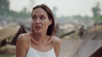 Анджелину Джоли обвинили в унижении камбоджийских сирот