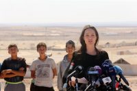 Фото дня: Анджеліна Джолі відвідала табір біженців в йорданській пустелі