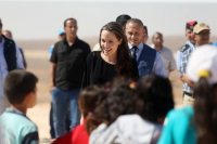 Фото дня: Анджелина Джоли посетила лагерь беженцев в иорданской пустыне