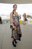Фото дня: Алисия Викандер для показа мод выбрала лёгкое летнее платье